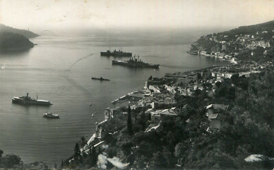 VILLEFRANCHE SUR MER Sonnenuntergang über der Stadt und dem Geschwader am Anker