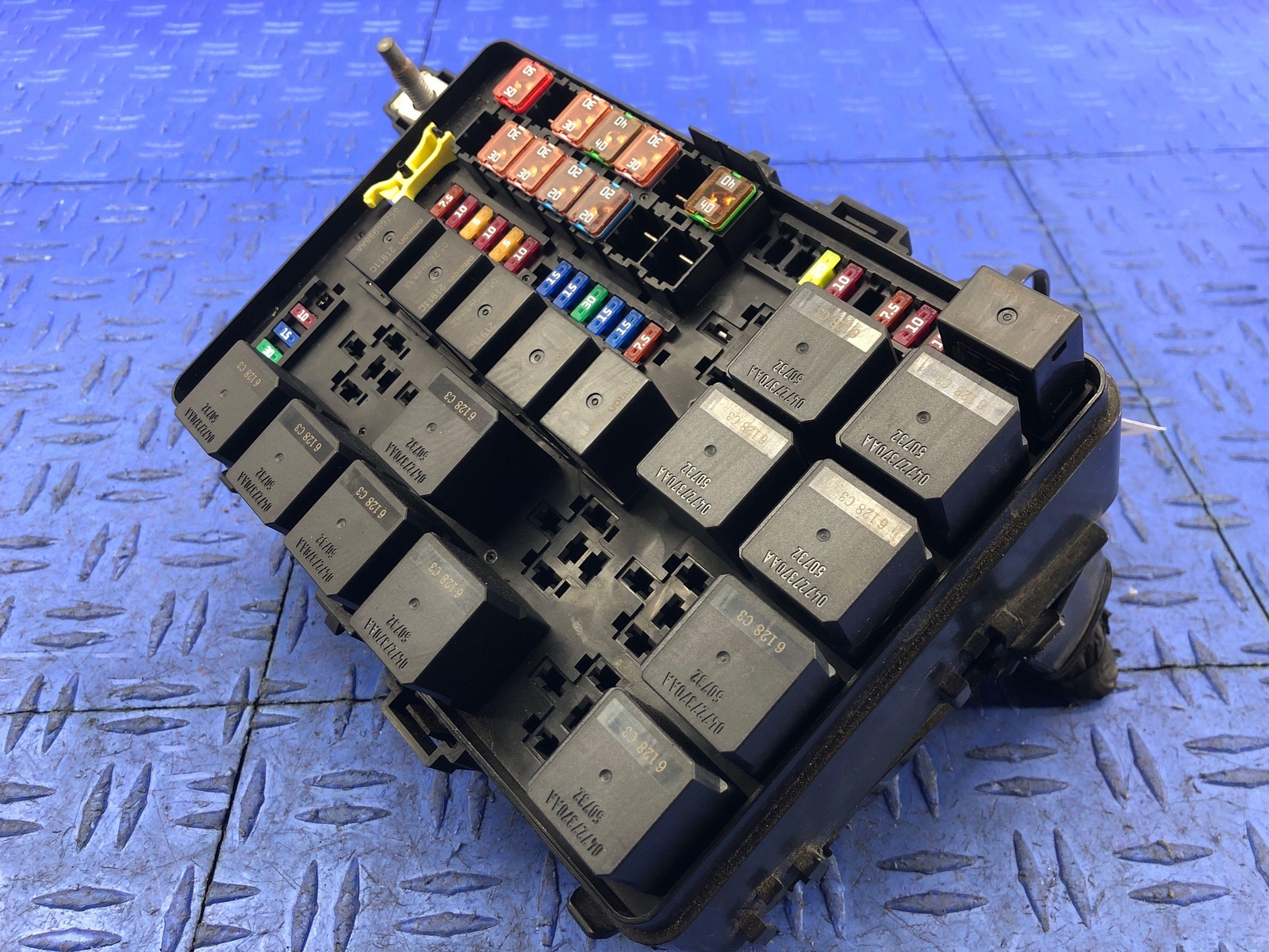 2017-2021 MASERATI QUATTROPORTE 3.0L ENGINE BAY FUSE BOX 670036388 OEM 2018 2019
