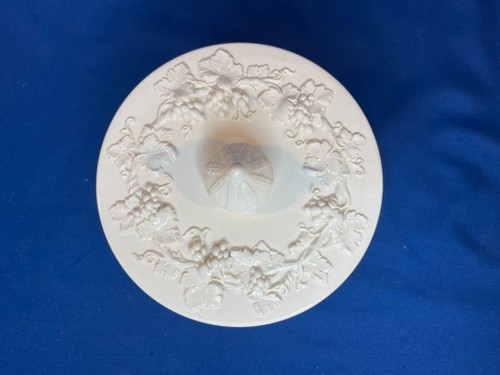 Wedgwood geprägt Queensware Creme auf Creme Süßigkeiten Schmuck Waschtisch Box Zelt Deckel - Bild 7 von 16