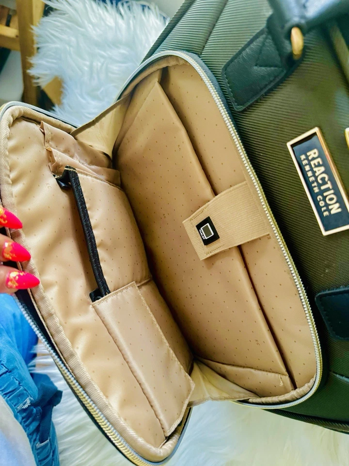 Cartera giratoria para equipaje debajo del asiento color Kenneth de $300 verde oliva + dorado Foto 2 de 4