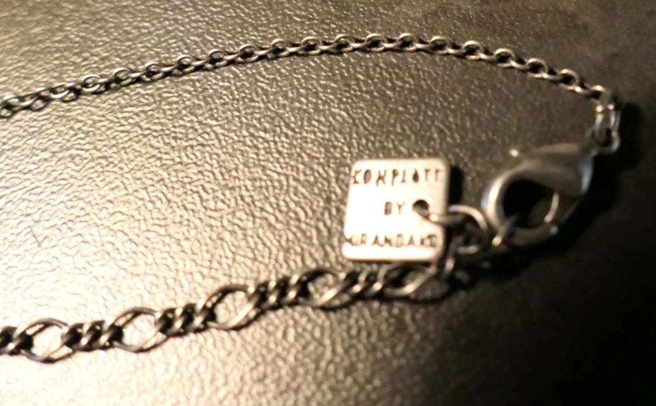 schöne KONPLOTT Halskette bis 48 cm lang, hell-grau, 6 Kristalle neuwertig - Bild 3 von 3