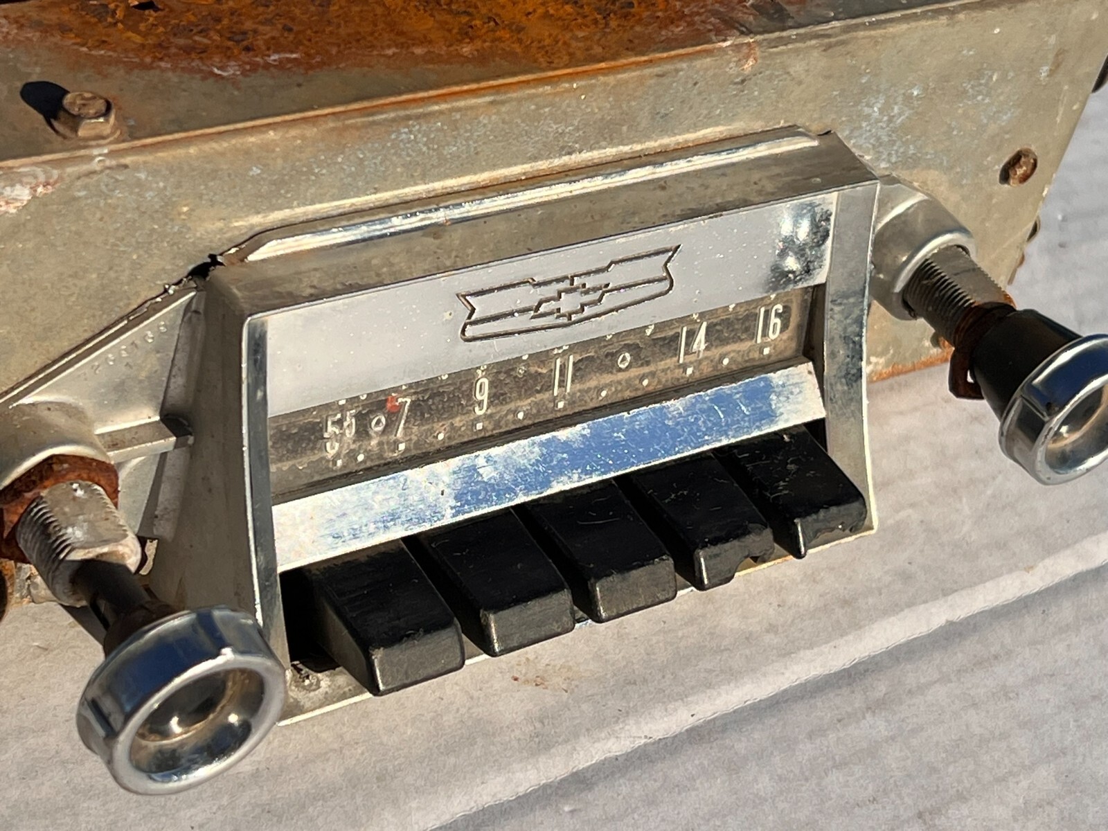1957 CHEVROLET PUSH BUTTON CAR RADIO WITH KNOBS PARTS OR RESTORATION