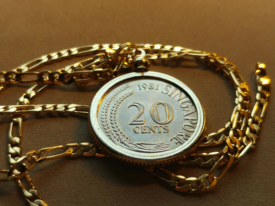 Colgante de moneda clásico de pez espada de Singapur 1981 en cadena Figaro de 24" 18KGF de 25 mm Foto 3 de 3