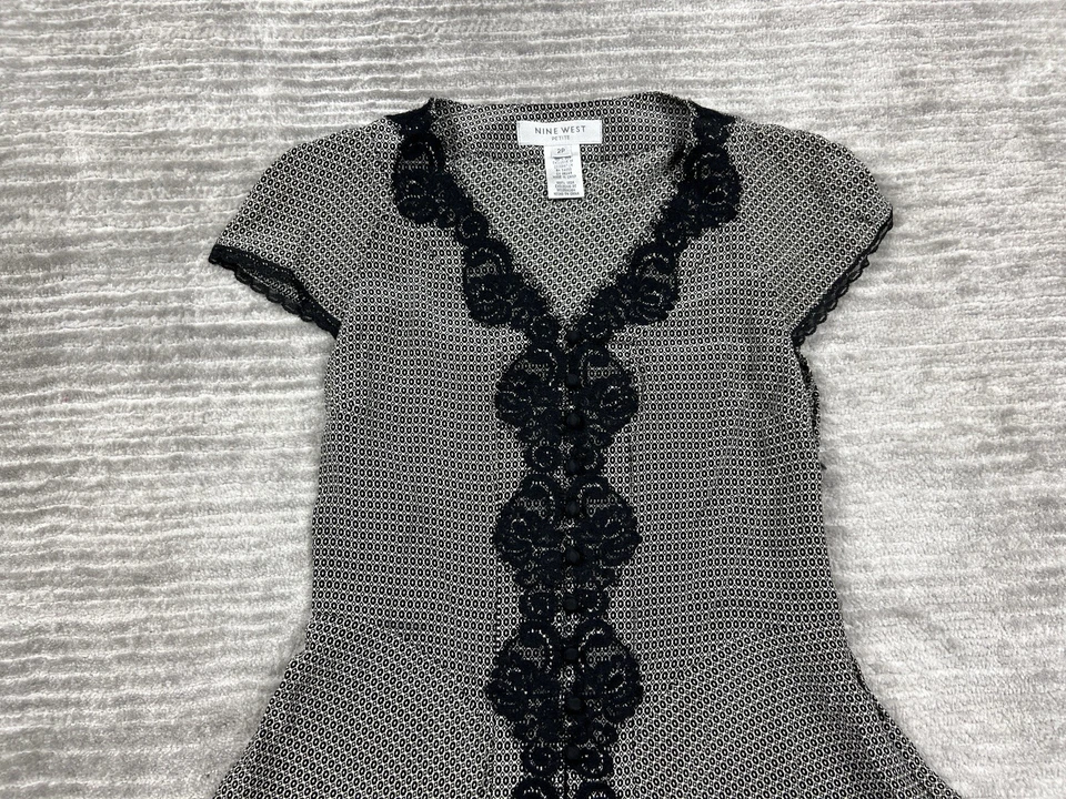 Top Nine West para mujer 2P negro cuello en V manga corta 100 % seda encaje acento Foto 2 de 4