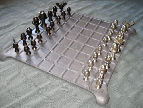 Schachfiguren Metall in Form von Spezialschrauben - Bild 1 von 4