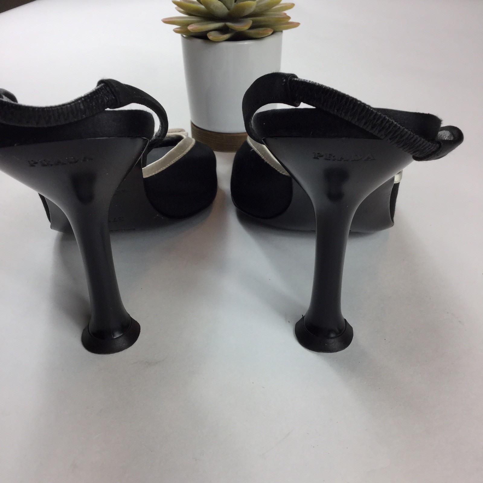 Prada Sz 37.5 Negro Satinado arco mula Prada Logo 7 En Tacones nosotros tamaño 7 Logo 137108 Prada Sz 37.5 Negro Satinado arco mula Prada Logo 7 En Tacones nosotros tamaño 7 Logo 137108