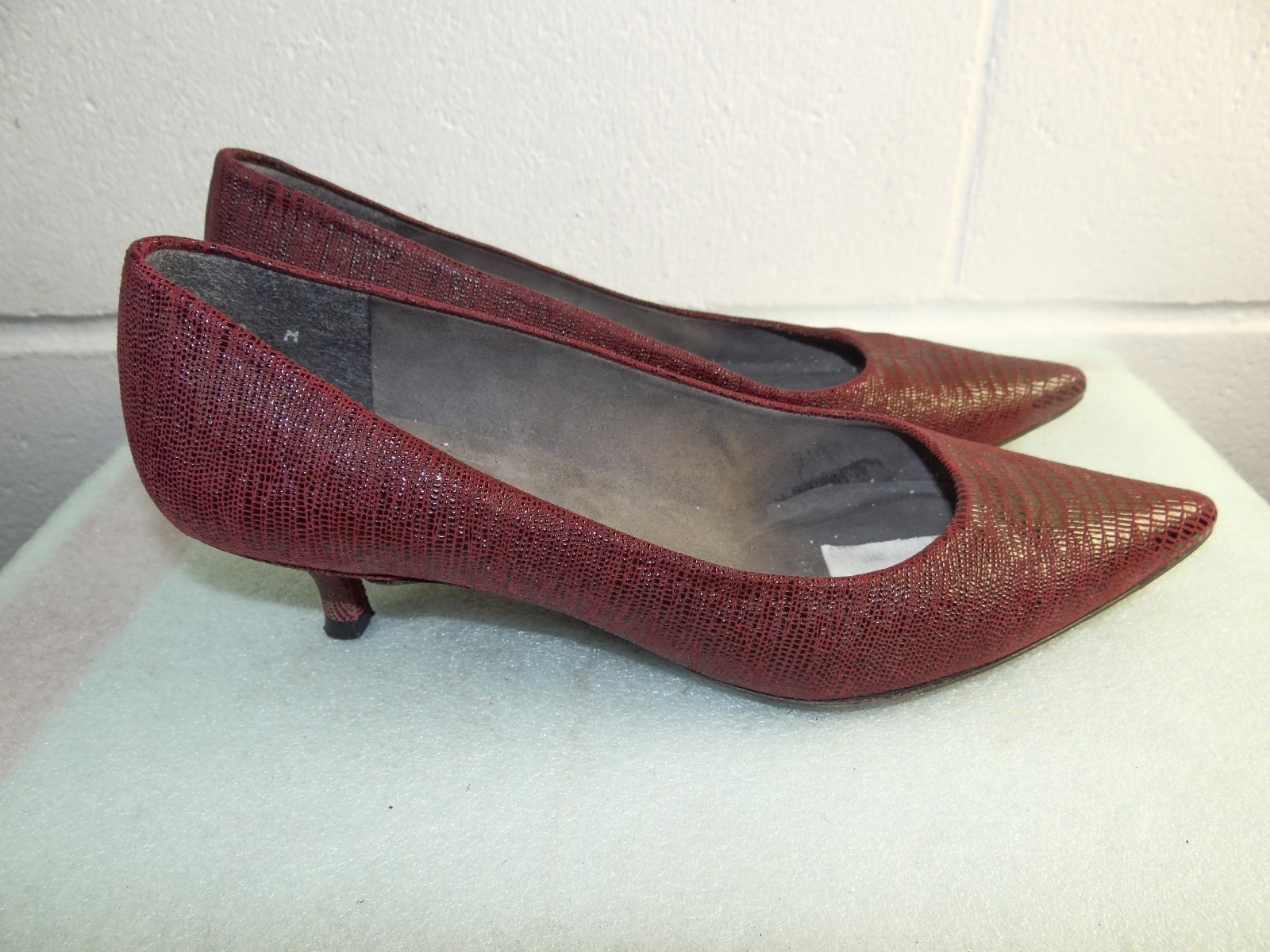 STUART WEITZMAN Burgundy Pebbled Leather Kitten Heel Pump Women Size 8M - SPAIN STUART WEITZMAN Burgundy Pebbled Leather Kitten Heel Pump Women Size 8M - SPAIN