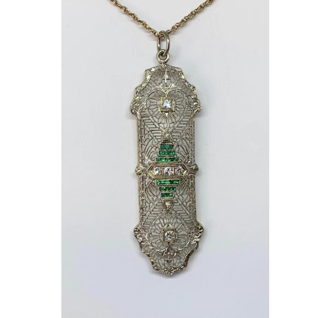 Brillante colgante de diseño antiguo de filigrana de esmeralda verde con diamantes talla mina antigua Foto 2 de 4