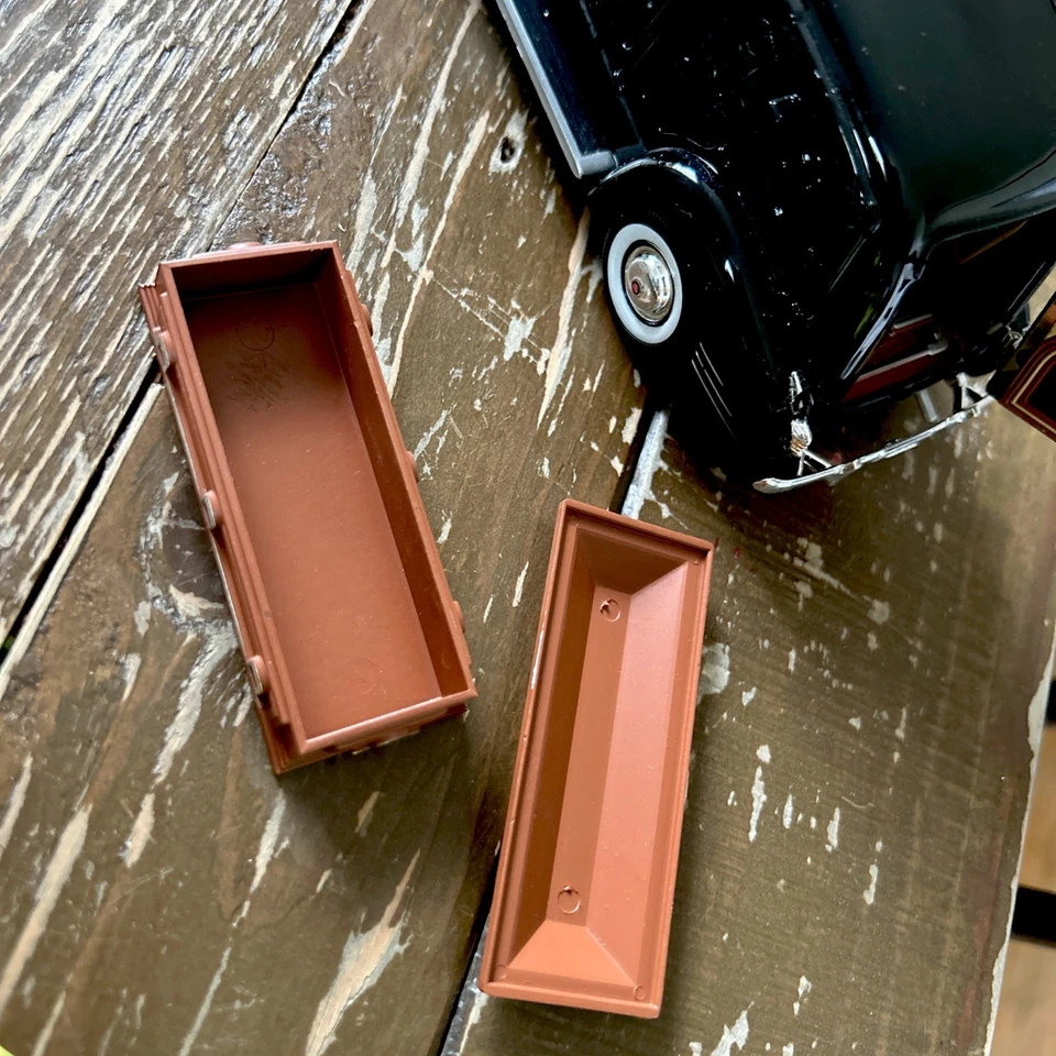 Signature 1:32 Scale 1938 Cadillac Panel Funeral Car Hearse w/ Coffin Casket - Image 3 of 4