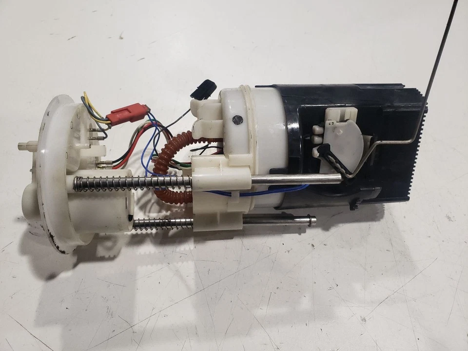 Топливный насос в сборе - 2012 BMW X6M E71 S63 4,4 л - 08-19 OEM 7180103 - Изображение 3 из 4