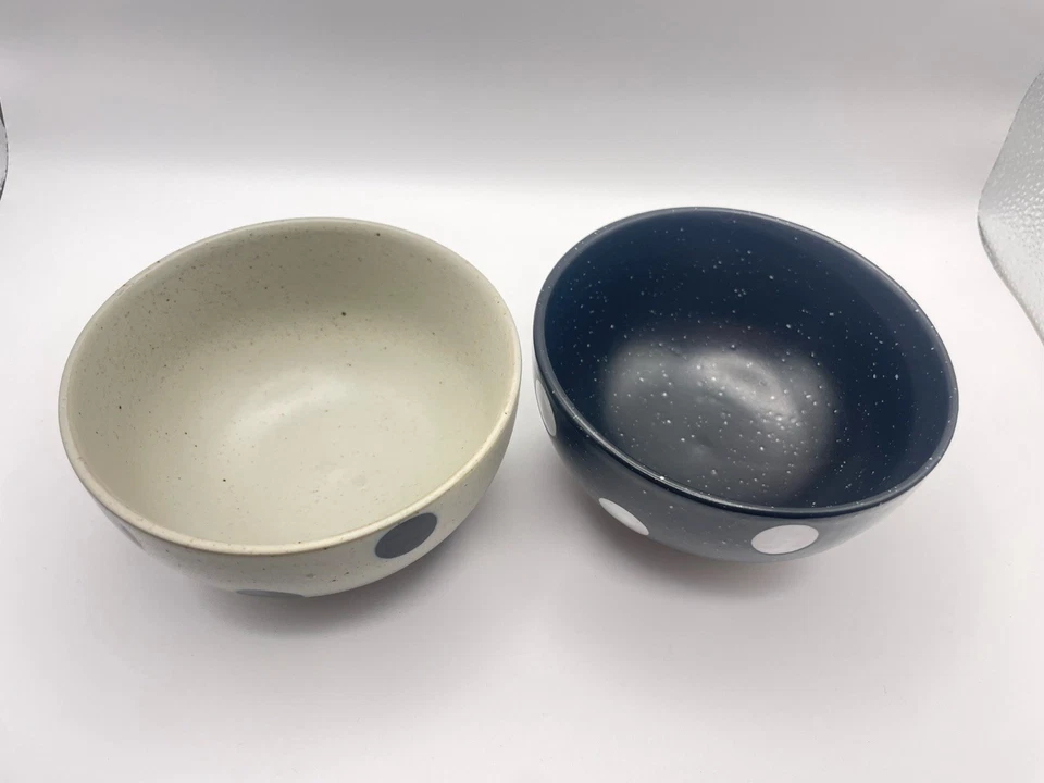 Juego de dos cuencos de gres a lunares de 4,5 pulgadas marca exclusiva Foto 4 de 4