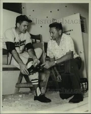1961 Press Photo Art Prochaska fits Hal Woodeshick with a pair of shoes in FL