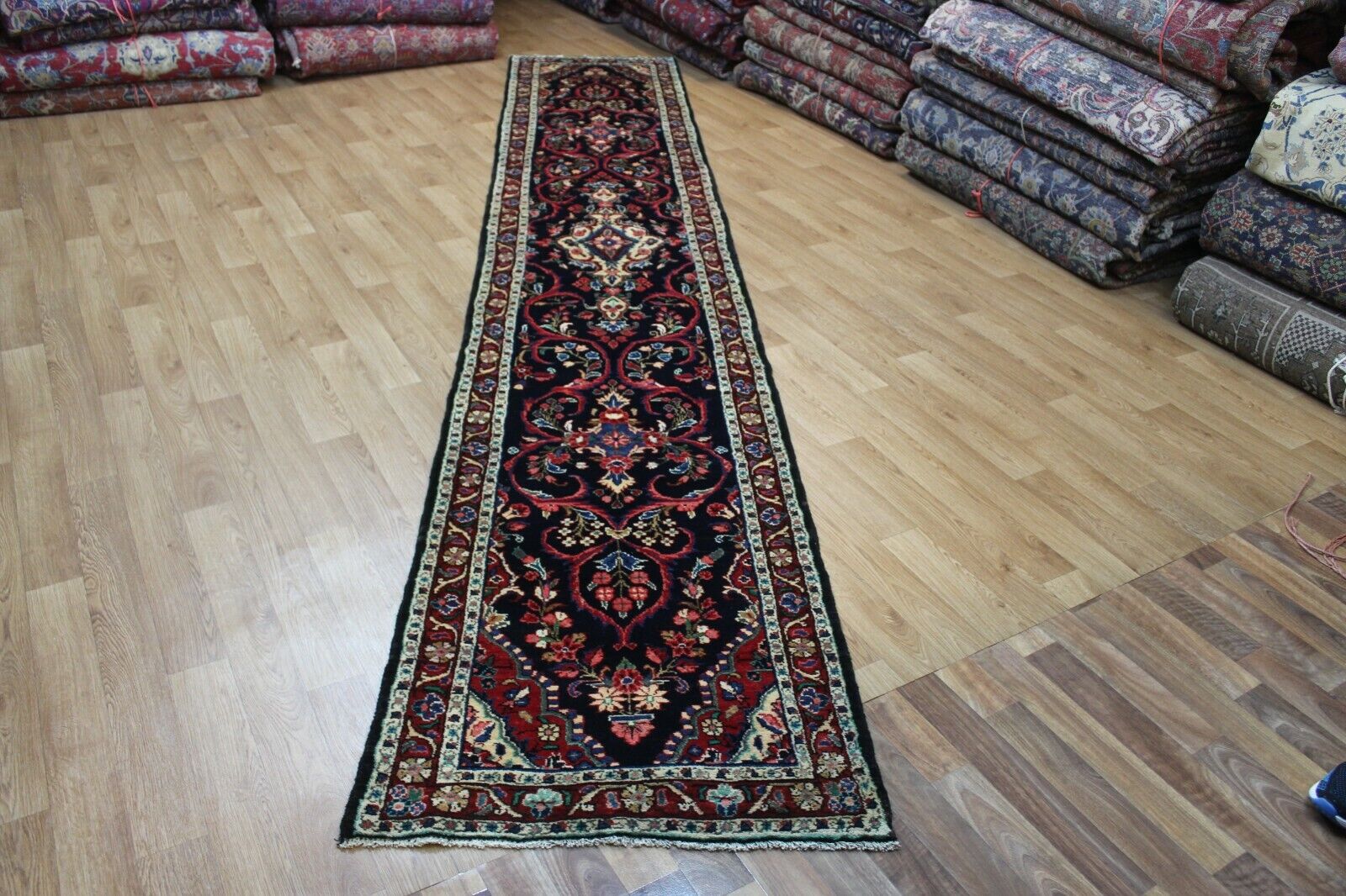 FINE HANDMADE PERSIAN RUNNER WITH A VERY PLEASING FLORAL DESIGN 430 X 80 CM 