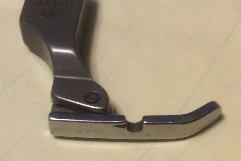 Pie con cremallera de cordón izquierdo estrecho con bisagras que se adapta a máquina de coser comercial Consew Foto 2 de 4