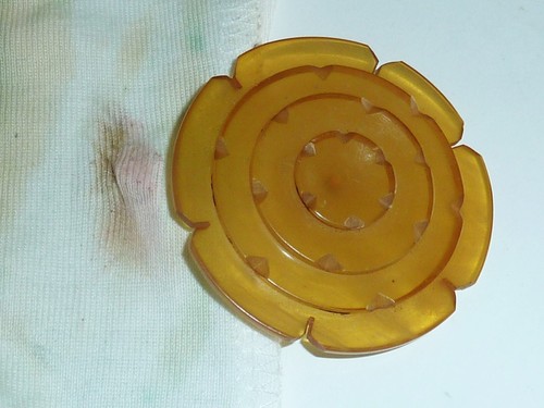VINTAGE c1930s+ translucent butterscotch BAKELITE BUTTON Simichrome tested 2" - Picture 7 of 7