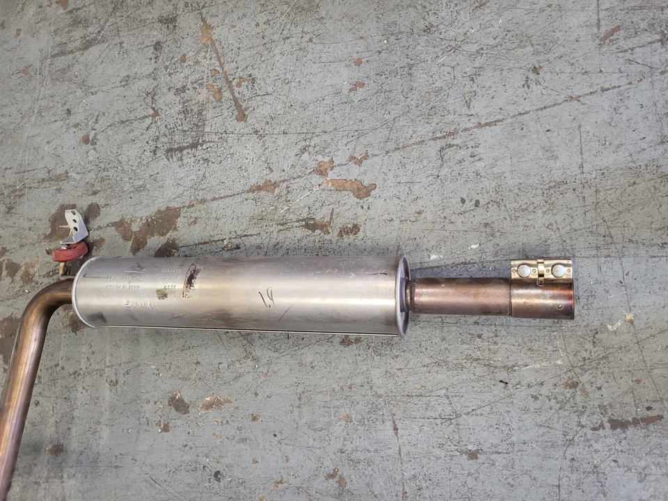 Silenciador de escape con tubo usado OEM 2024 Volkswagen Jetta 1.5L S Foto 2 de 4