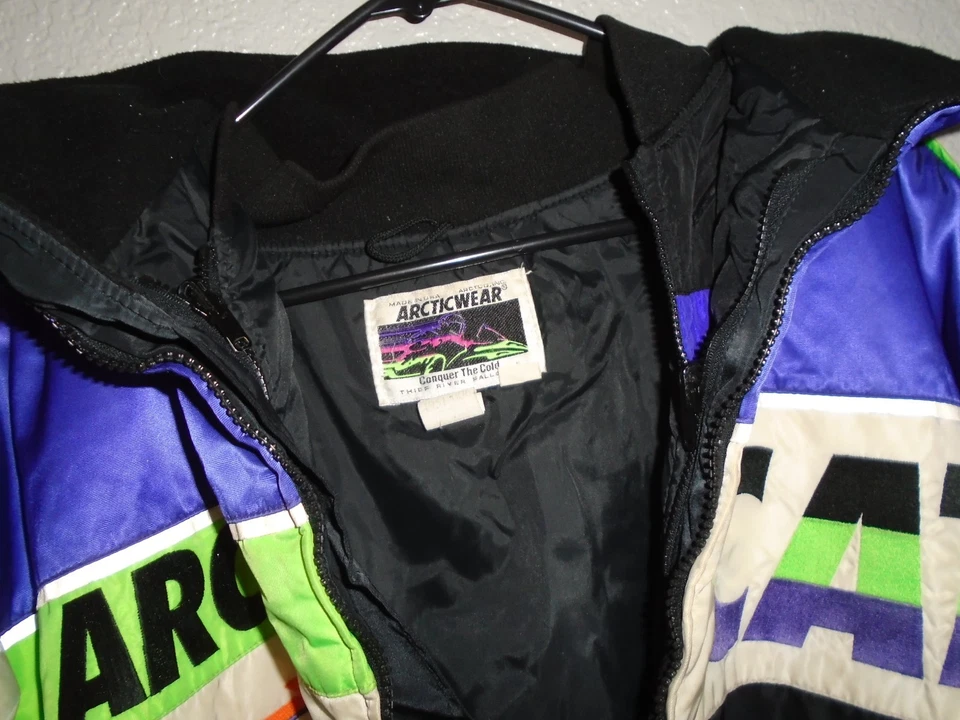 Chaqueta de bombardero satinada de carreras de motos de nieve Arctic Cat de colección años 80 XL verde neón púrpura Foto 4 de 4