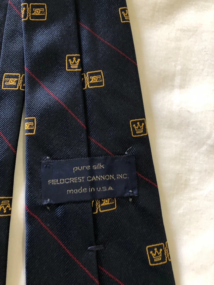 Corbata Fieldcrest Cannon Mills para Hombres Etiqueta Azul Seda EE. UU. Corona Coleccionistas Foto 3 de 3