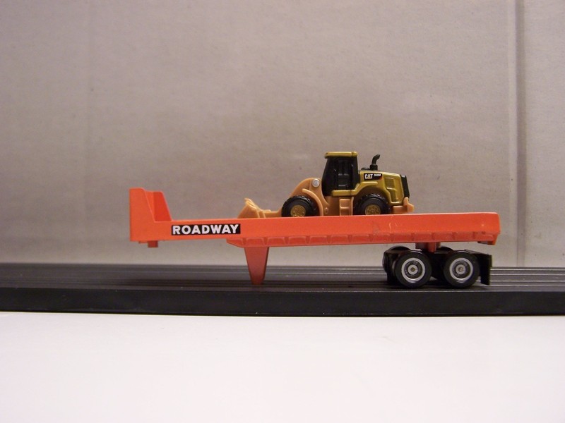 Tyco ROADWAY FLATBED TRAILER & Load with "CAT" Front-end loader ~ COOL