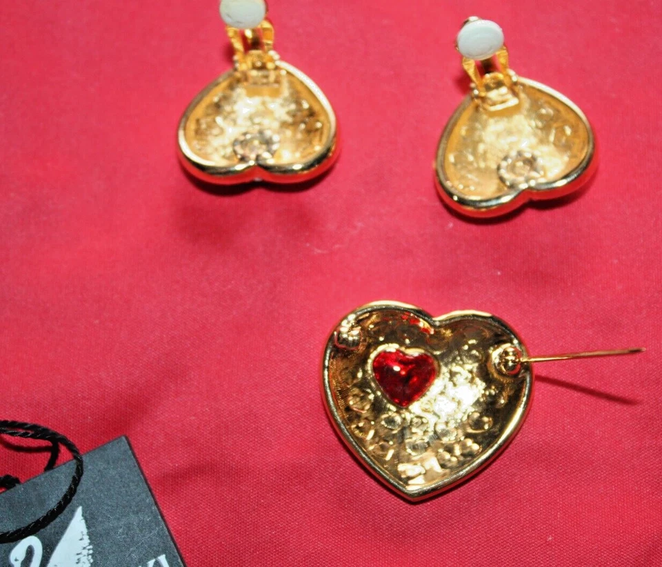 NUEVO CON ETIQUETAS SWAROVSKI Corazón en Corazón Cristal Clip Pendientes Broche Prendedor Corazón Rojo Cristal Foto 4 de 4