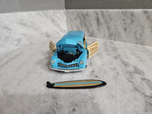 Hot Wheels 1950 Custom Merc Woodie Wagon: 1/18 Scale: With Surfboard - Picture 5 of 9