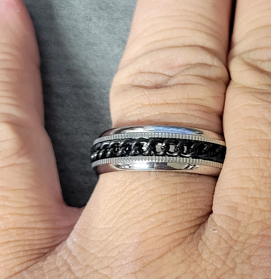 Anillo de promesa giratorio con cadena personalizado grabado para hombre o anillo de boda Foto 2 de 4