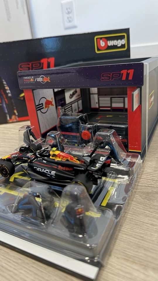 Bburago 1:43 2024 Race Redbull Pit Pass MV16 Sergio Pérez (#11) Foto 2 de 3