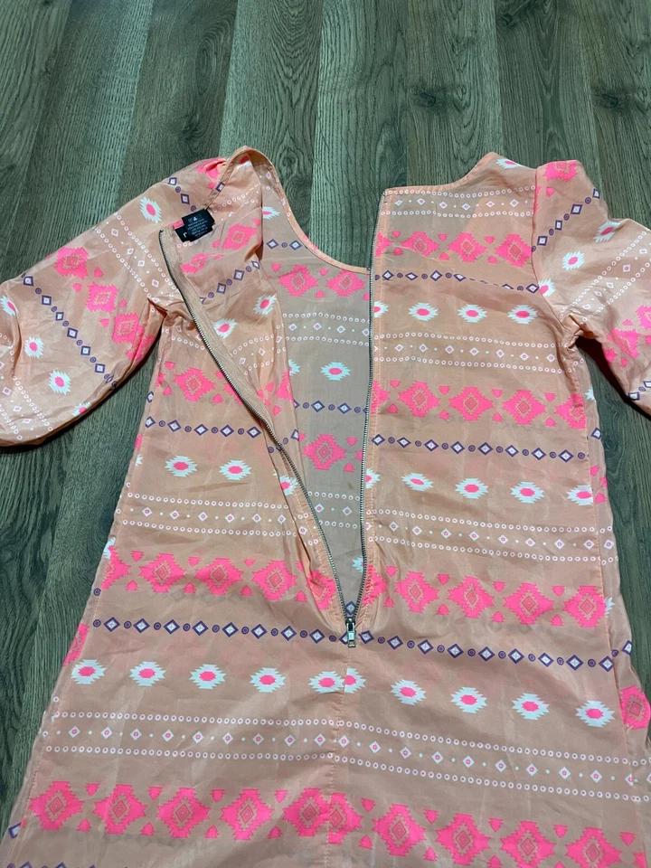 Vestido rue21, Mujer Talla Pequeña, Rosa Blanco Naranja, Manga 3/4, Cremallera Trasera Foto 3 de 4