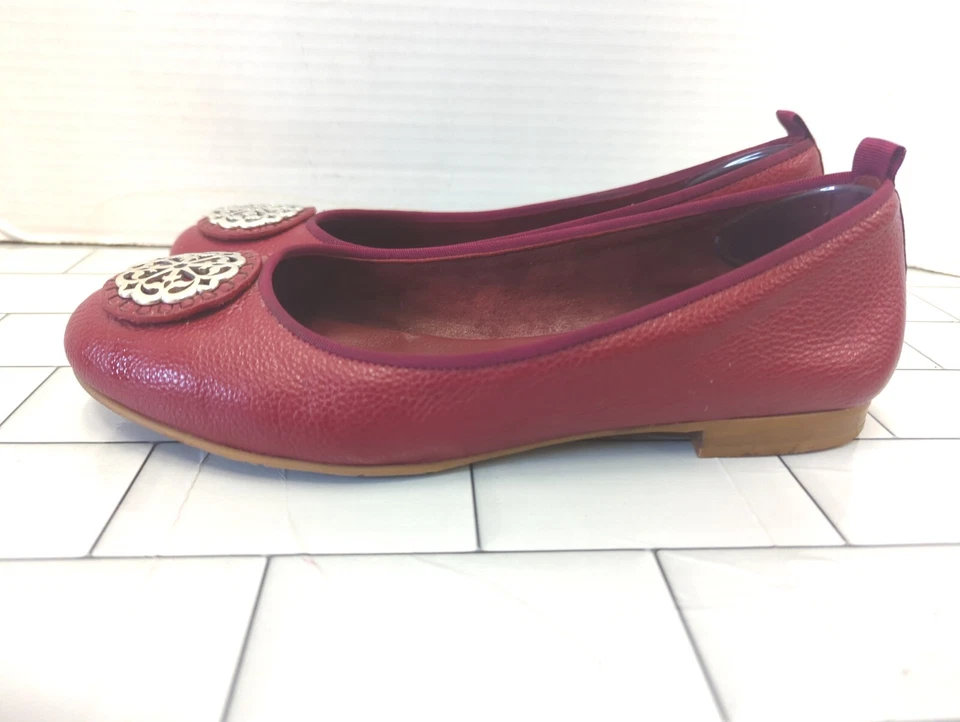 Talla 7.5 Brighton Aleta Lápiz Labial Rojo Cuero Zapatos Ballet Plano Ferrara Medallón Foto 3 de 4