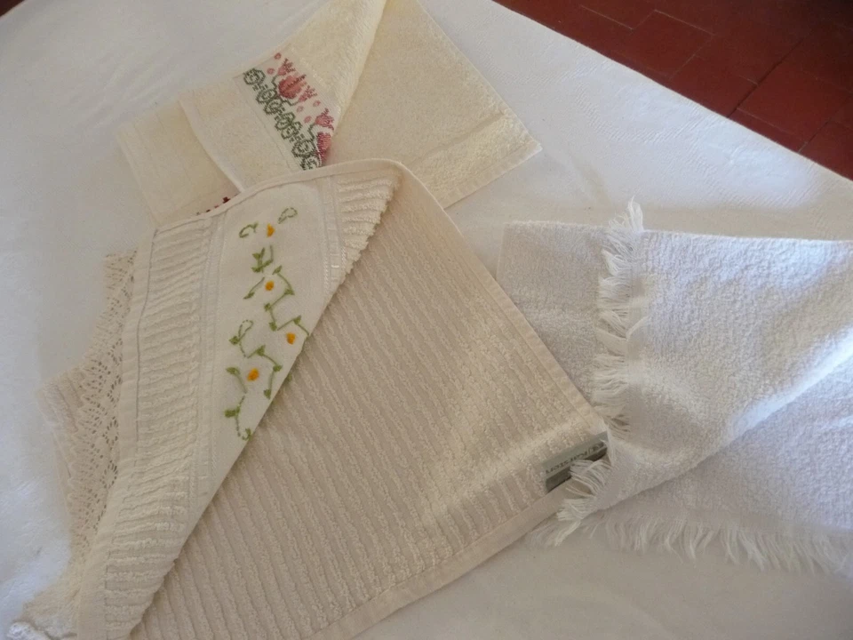 Lot de 3 serviettes " invites" eponge  avec broderies   ( ref 15 ) - Photo 2/4