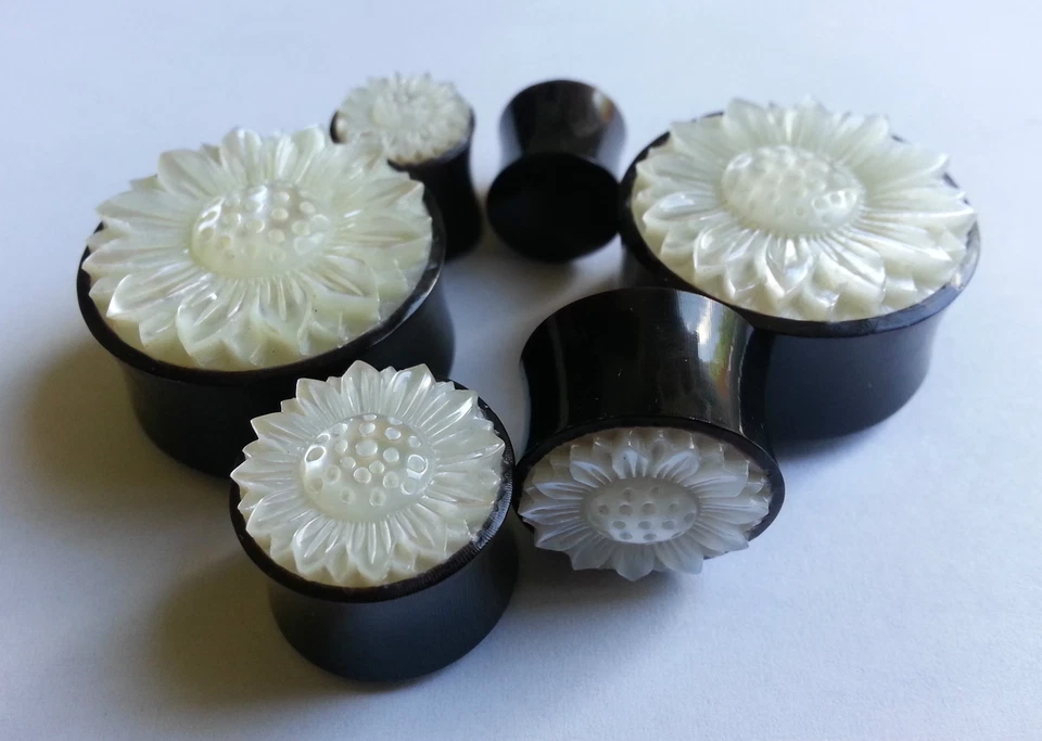 1 Par Tallado MOP Margarita Sol Flor Madreperla Cuerno Tapones para los Oídos Túneles Medidores Foto 2 de 3