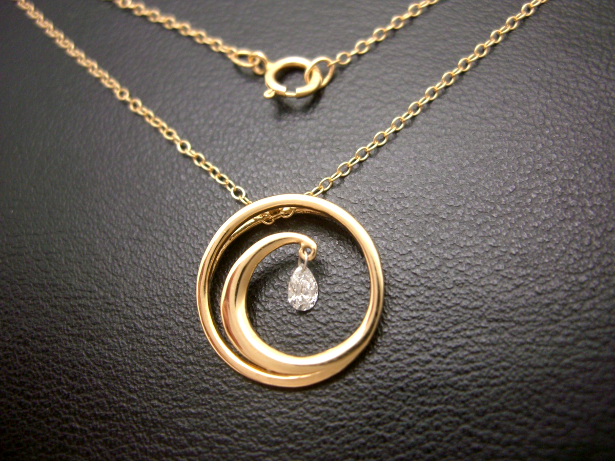 NA HOKU 14K GOLD WAVE PENDANT NECKLACE WITH 0.12 CT PEAR CUT 