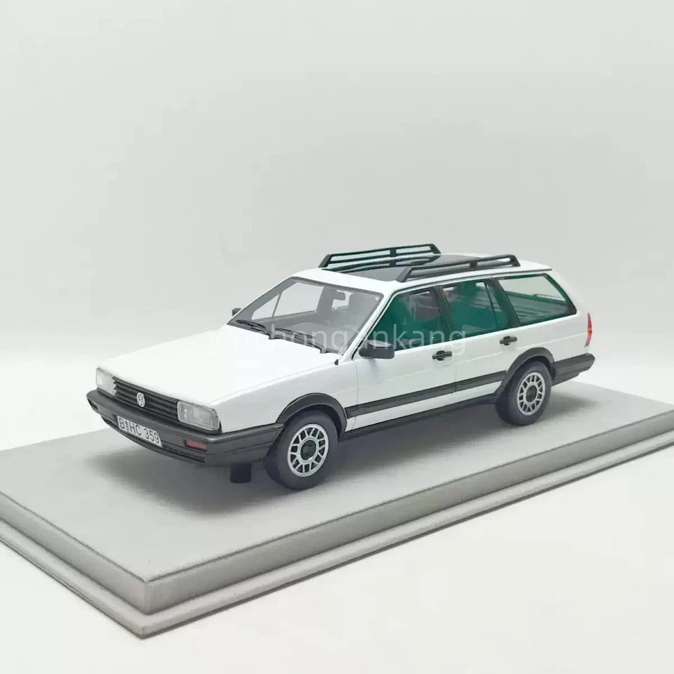 Engup 1:18 VW Passat 32B Variant Resin Car Model - Image 3 of 4