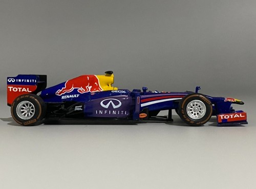 1/43 Red Bull Racing-Renault RB9 Sebastian Vettel 2013 F1 World Champion - Picture 7 of 10
