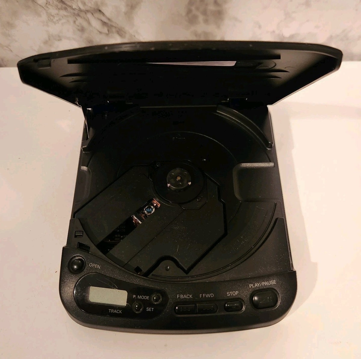 Sanyo Compact Portable CD Player Bassxpander Model CDP30 1992