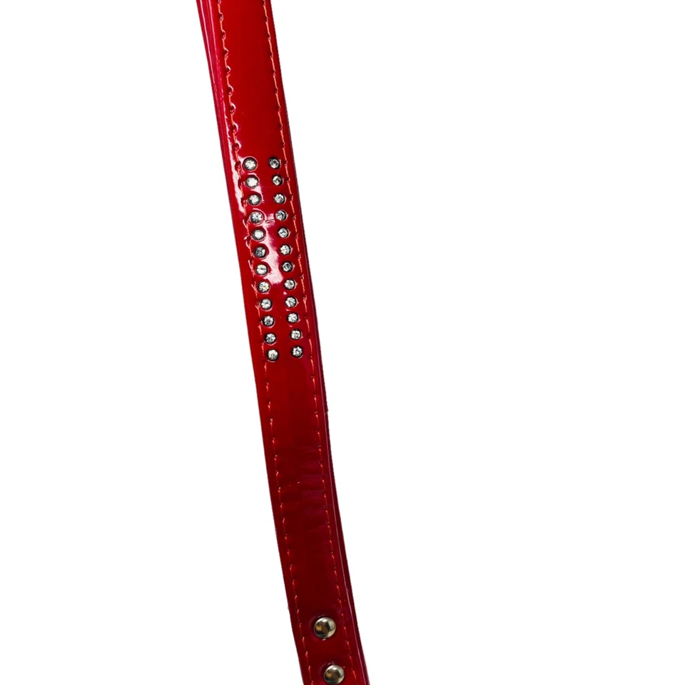 Correa para perro East Side Collection joya tachonada charol rojo 4' x 5/8" Foto 2 de 4