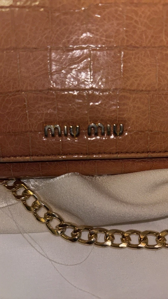 Carteira de couro com corrente Miu Miu crocodilo em relevo - Imagem 3 de 4