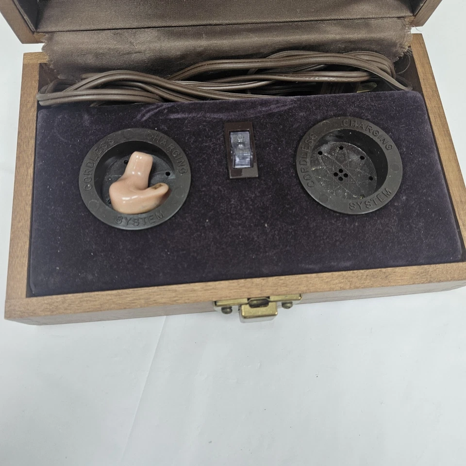 Electone Vintage In The Ear Hearing Aid And Charging Station - Image 2 of 4