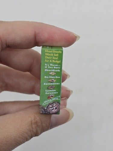 Thing Mints 2020 Wacky Packages Mini 3D Ghoul Scouts Girl Thin Parody Toy - Bild 2 von 4
