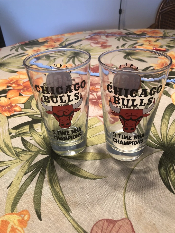 芝加哥公牛队 5 次 NBA 冠军 MGD 套装 2 品脱眼镜-6 英寸高 16 盎司 — 第 2/4 张图片