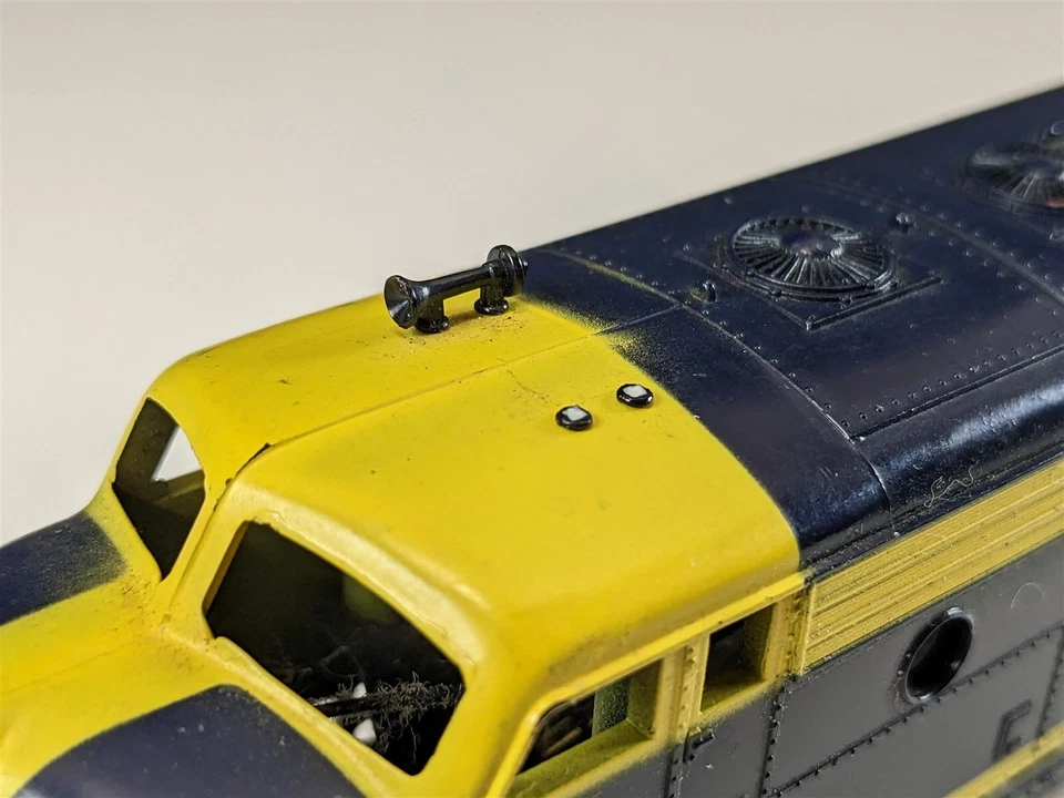 TYCO Mantua 225 Santa Fe F9 A Powered Diesel Locomotive 4015 HO Scale - Image 3 of 4