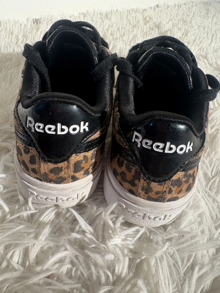 Zapatillas deportivas clásicas con cordones Reebok para niñas con estampado de leopardo talla 12 negras y marrones Foto 4 de 4