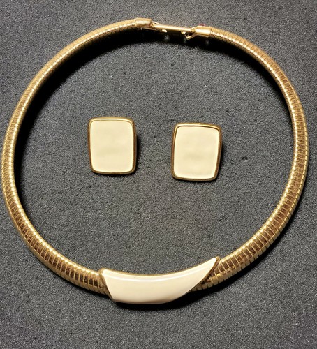 Vintage 80's Monet 17. 5" Goldtone Slinky Choker  Necklace w/ Matching Earrings 