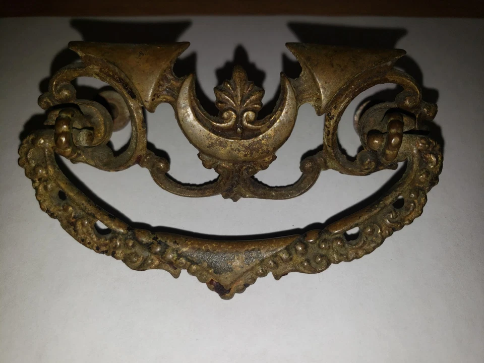 ANTIQUE VICTORIAN ORNATE BRASS DRAWER PULL HARDWARE - Image 2 of 4
