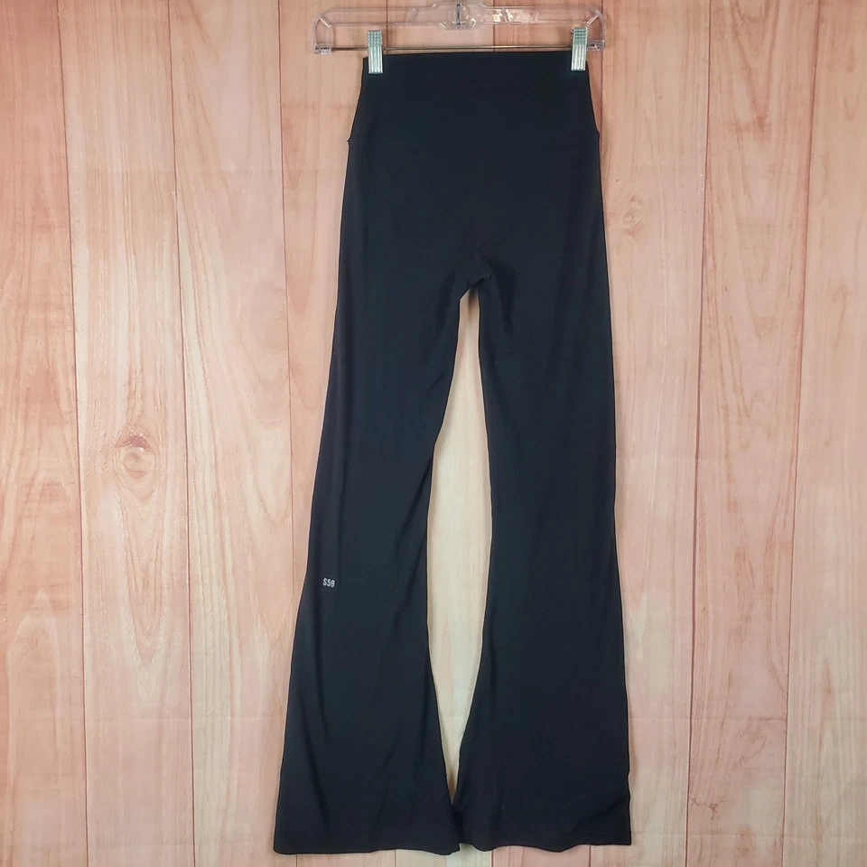 Splits59 Raquel Leggings Acampanados Mujer Pequeños Negros Elastizados Logo Calce Cruzado Entrenamiento Foto 2 de 4