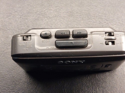 Sony Walkman WM-FX423 FM/AM Radio Cassette Player READ - For Parts/Repair - Picture 2 of 7