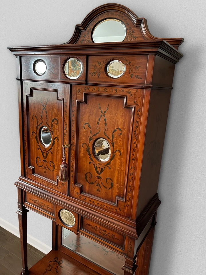 Armario inglés de madera satinada y vidrio estilo eduardiano pintado del siglo XIX Foto 3 de 4