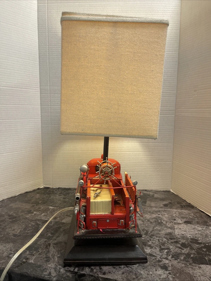 Lámpara de camión de bomberos Pottery Barn Kids de hojalata RARA Foto 2 de 4
