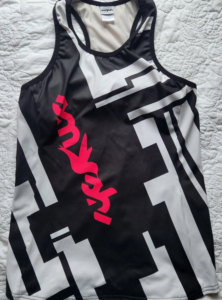 Conjunto de pantalones cortos y camiseta sin mangas Smashfest Queen TRI para mujer talla grande  Foto 2 de 4