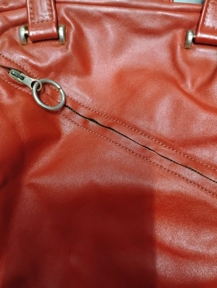 Cartera vintage años 70 Faigen de cuero genuino roja con correa para el hombro con abrazadera dorada Foto 4 de 4